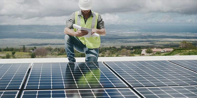 Arbeitsplätze für nachhaltige grüne Energie, Solarpaneeltechniker, die mit Solarpaneelen arbeiten