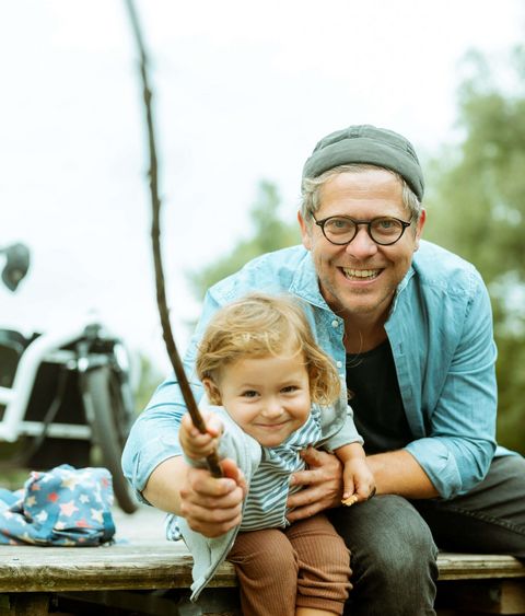 Ein Papa macht mit seiner Tochter einen Ausflug in die Natur und angelt