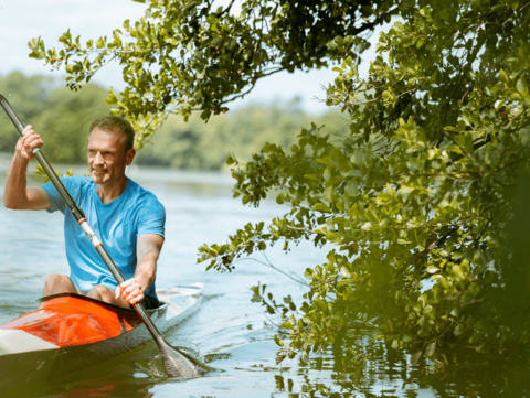 Kayaking, Ein Mann in einem Kajak segelt auf dem Rhein