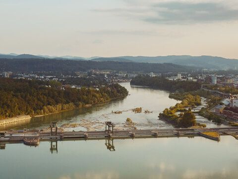 Luftaufnahme des Wasserkraftwerks in Rheinfelden