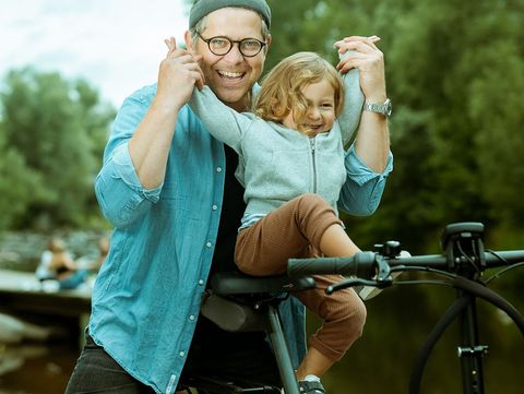 Ein Vater und seine kleine Tochter machen einen Fahrradausflug in der Natur und haben dabei viel Spaß.